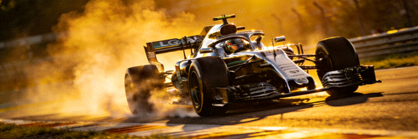 F1赛车在赛道上飞驰的慢动作镜头