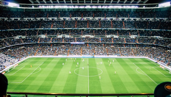 英超联赛直播画面 - 阿森纳对阵利物浦的激烈比赛